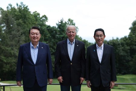 （右起）日本首相岸田文雄、美國總統拜登、韓國總統尹錫悅＝8月18日、華盛頓附近的大衛營（EPA時事）