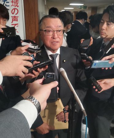 自民黨稅制調查會會議後,會長宮澤洋一接受記者團採訪=11日下午、東京・永田町黨本部
