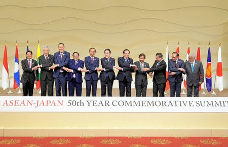 日本首相岸田文雄（中）與其他國領袖在日本與東南亞國家協會（ASEAN）特別領袖峰會上合影＝17日上午、東京都港區（代表攝影）