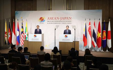 日本首相岸田文雄（右）和印尼總統佐科威共同發表新聞聲明＝17日下午、東京都港區