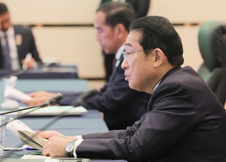 岸田首相（前）出席日本與東南亞國家協會（ASEAN）特別領袖會議的討論。 背景是印尼總統佐科威＝17日下午、東京都港區
