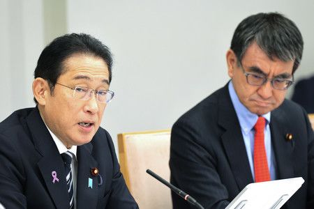 日本首相岸田文雄（左）在數位行政和財政改革會議上發表談話。 右邊是數位大臣河野太郎＝11月22日、首相官邸