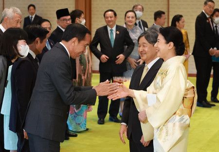 天皇和皇后兩陛下在邀請東南亞國家協會（東協）領袖參加的茶會上與印尼總統佐科威（中左）交談＝18日下午、皇居・宮殿「連翠」