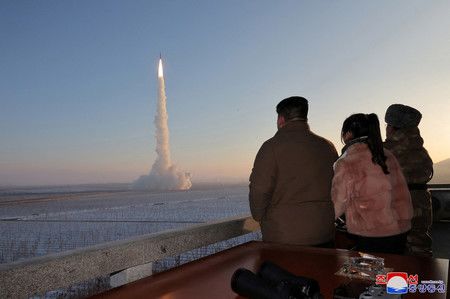 北韓領導人金正恩（左）等人18日視察洲際彈道飛彈（ICBM）火星18號的發射（朝中社發表）（路透社時事）