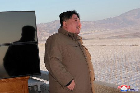 北韓總書記金正恩18日視察洲際彈道飛彈（ICBM）火星18號發射時微笑（朝中社）（路透社時事）
