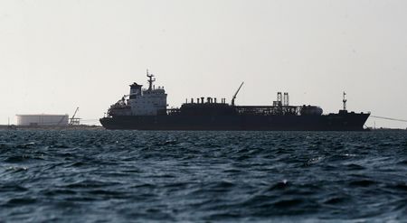 近來受胡塞武裝接連襲擊商船影響，停泊在紅海待命的船隻＝5日、葉門荷台達（EPA時事）
