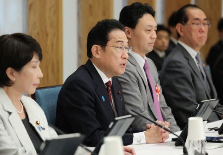 日本首相岸田文雄（左二）在人工智慧戰略會議上發言＝21日上午、首相官邸