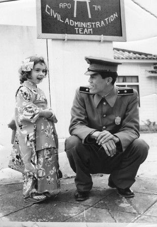 南希・米爾斯（左）的照片據信拍攝於1952年6月在奄美大島（本人提供給時事）