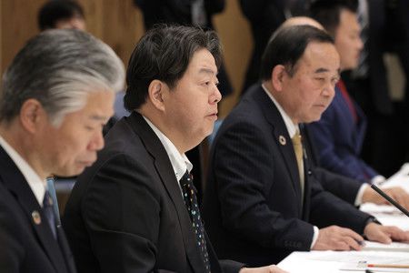日本內閣官房長官林芳正（左二）在旨在擴大農林水產品和食品出口的相關閣僚級會議上發表演說＝25日下午、首相官邸