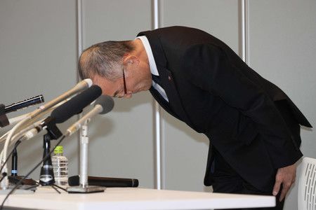 高島屋董事總經理橫山和久在記者會上就破損的聖誕蛋糕一事低頭道歉=27日上午、東京都中央區