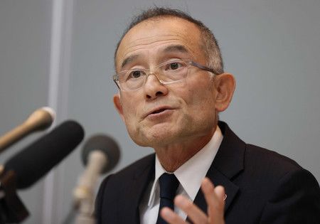 高島屋董事總經理橫山和久就破損的聖誕蛋糕舉行記者會=27日上午、東京都中央區