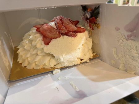 高島屋在網路上販售的聖誕蛋糕在外送到貨時已破碎＝23日（購買者提供）