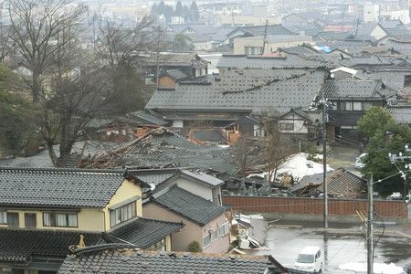 石川縣珠洲市飯田港附近的住宅區，可以看到倒塌和倒塌的屋頂＝3日
