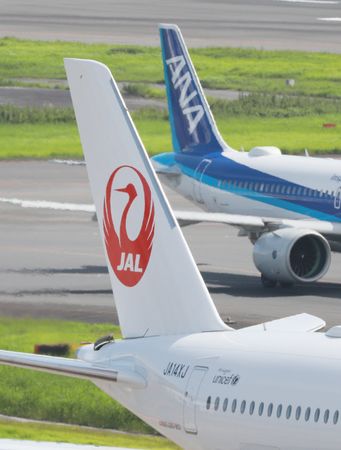 飛機機身上塗有日本航空（JAL，左）和全日空航空（ANA）的商標＝東京・羽田機場