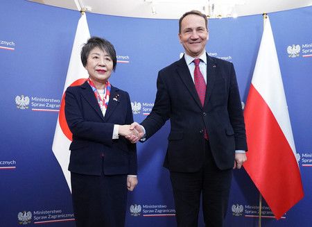 日本外務大臣上川陽子與波蘭外長西科爾斯基（右）會面＝8日、華沙（外務省提供）