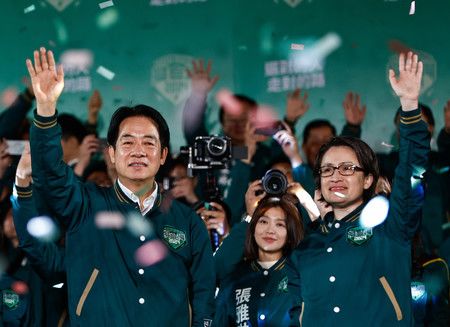13日的台北市現場，贏得總統選舉的台灣民進黨現任副總統賴清德（左）和當選下屆副總統的前駐美代表蕭美琴（右）副總統兩人（EPA時事）