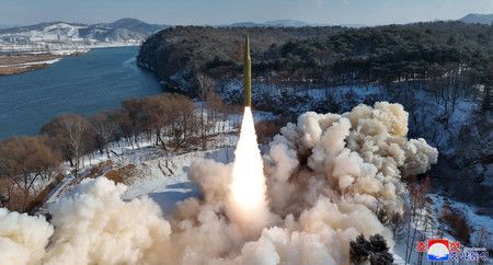 北韓14日試射固體燃料中遠程彈道飛彈。（朝鮮通信社・時事）