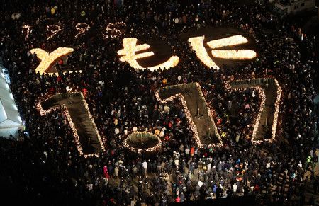 迎接阪神大地震29週年，燈籠製成「1995，同在1月17日」的字樣排列＝17日上午、神戶市中央區