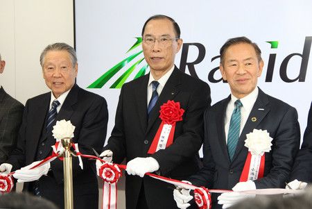 小池淳義社長(右)、北海道千歲市長橫田隆一(中)等出席Rapidus辦事處開幕的剪綵儀式=22日下午、同市