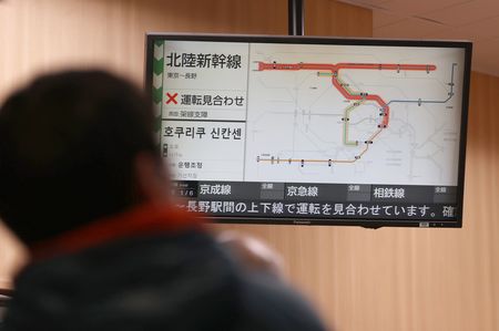 23日上午，顯示新幹線暫停營運的螢幕＝JR東京車站
