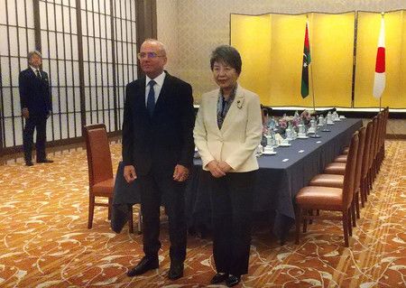 出席會談的外務大臣上川陽子（右）與利比亞領袖評議會副議長拉菲＝24日下午、東京都港區