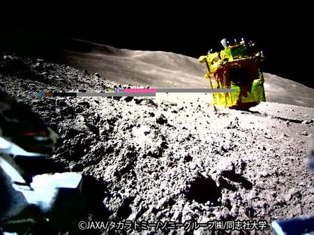 小型機器人「LEV-2」登陸月球後拍攝的太空船「SLIM」＝（C）JAXA、Takara Tomy，索尼集團、同志社大學