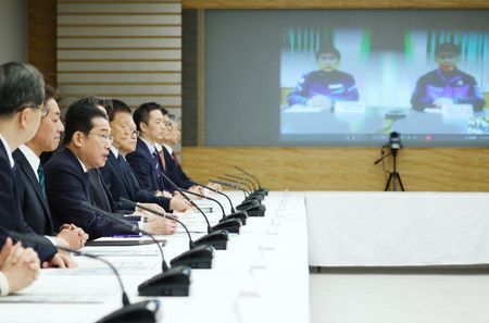 日本首相岸田文雄（左三）在能登半島震災復育復興支援本部第一次會議上發言＝1日下午、首相官邸