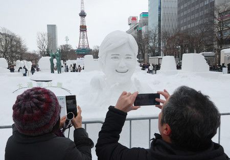 開幕的札幌雪祭展出大谷翔平雪雕＝4日上午前、札幌市中央區