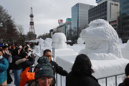 開幕的札幌雪祭展出的雪雕＝4日上午、札幌市中央區