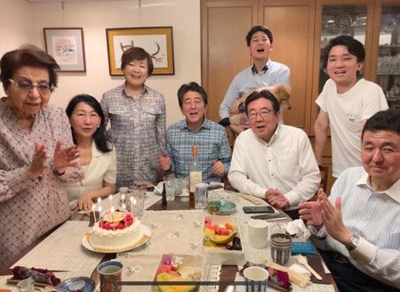 2022年6月，前首相安倍晉三（中）的母親安倍洋子（最左）在X（舊 Twitter）上的推文中慶祝自己的生日