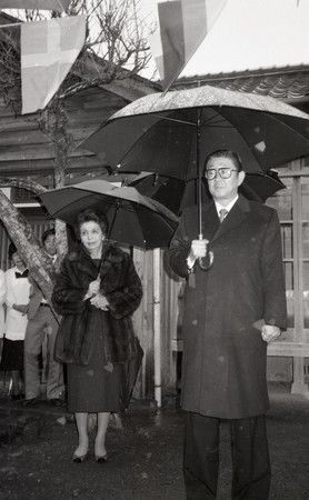 安倍洋子站在自民黨安倍晉太郎（右）旁＝1988年1月、山口縣内