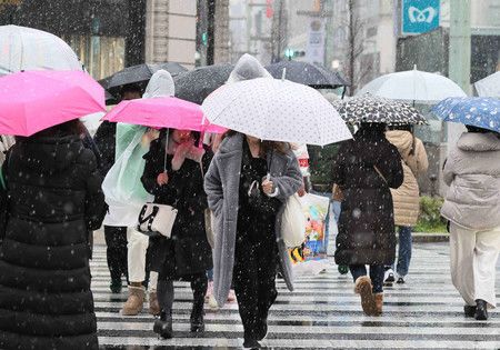 東京下雪夾雜雨夾雪=5日下午、東京・銀座
