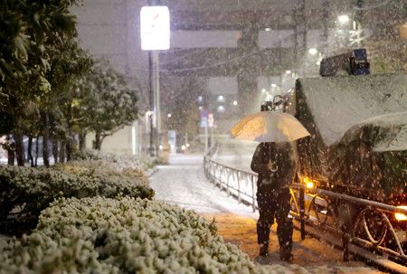 在雪中​​行走的人＝5日下午、東京都葛飾區