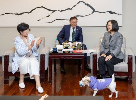 東京都知事小池百合子（左）7日在台北會見台灣總統蔡英文（右）（總統府・時事通信提供）