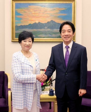 東京都知事小池百合子7日在台北與台灣下任總統賴清德副總統（右）握手（總統府・時事通信提供）
