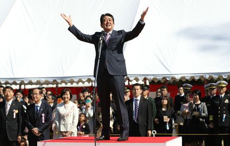出席賞櫻會並跟大家致意的日本首相安倍晉三（中央，2019年4月、東京都新宿區）