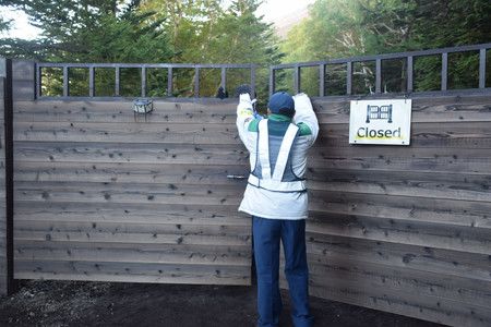 隨著夏季登山時期結束,吉田口五合目臨時門正式關閉=10日下午、山梨縣富士吉田市