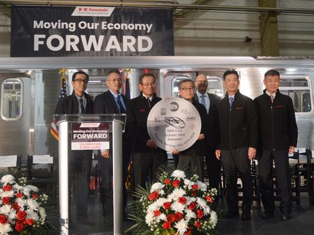 川崎機車車輛相關人士慶祝向美國交付5000輛車廂的里程碑=9日、美國紐約州郊外