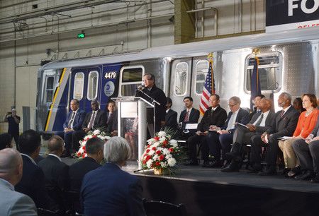 川崎機車車輛相關人士慶祝向美國交付5000輛車廂的紀念典禮=9日、美國紐約州郊外