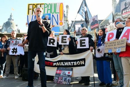示威者要求釋放反捕鯨組織海洋守護者協會(SS)創始人保羅・沃森(Paul Watson)=23日、巴黎