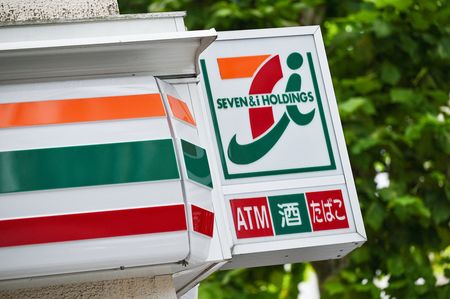 「Seven &iHoldings」公司商標(AFP時事)