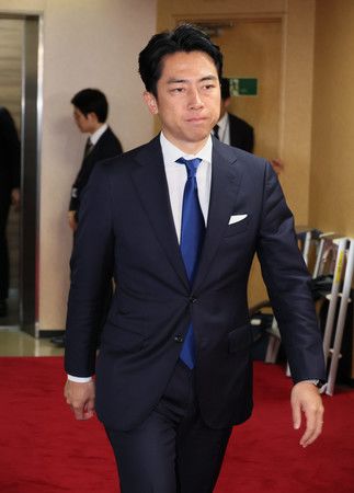 選對委員長小泉進次郎進入自民黨本部=28日上午、東京・永田町