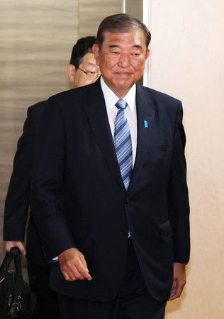 日本首相石破茂進入自民黨本部=28日上午、東京・永田町