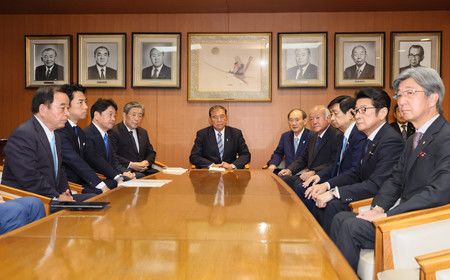 日本首相石破茂(中)等出席自民黨臨時役員會=28日上午、東京・永田町黨本部