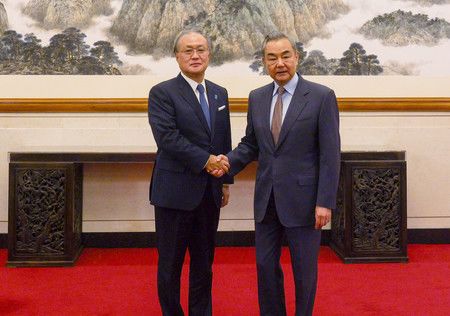 國家安全保障局局長秋葉剛男與中共中央政治局委員、外交部長王毅(右)會談=4日、北京(日本政府提供)