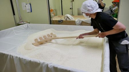 「傳統酒類釀造」中的酒麴製作(文化廳提供)