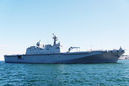韓國海軍兩棲攻擊艦「馬羅島號」進入海上自衛隊橫須賀基地=7日上午、神奈川縣横須賀市