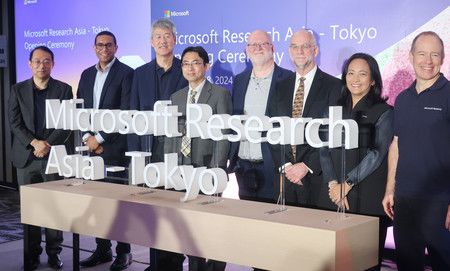 微軟日本社長津坂美樹(右二)等人在微軟研發基地開幕儀式上合影=18日上午、東京都港區