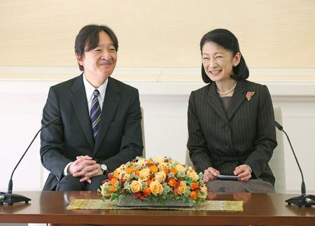 Prince Akishino and his wife said they hope to give Prince Hisahito the opportunity to study abroad in the future | Nippon.com