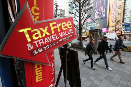 東京一家商店張貼的免稅標誌(資料照)